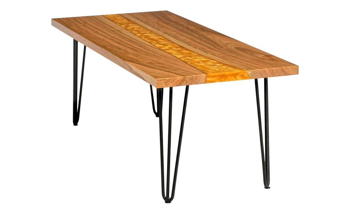 Canola - Tisch aus Kirschholz mit goldenem Epoxidharz
